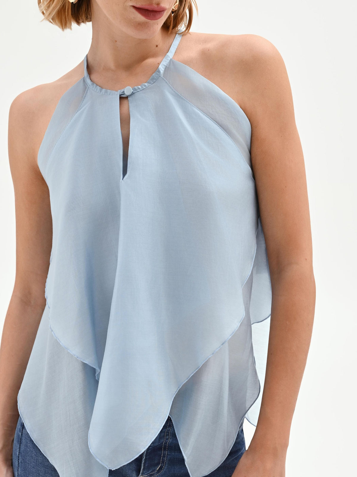 Top cielo azzurro con balze asimmetriche