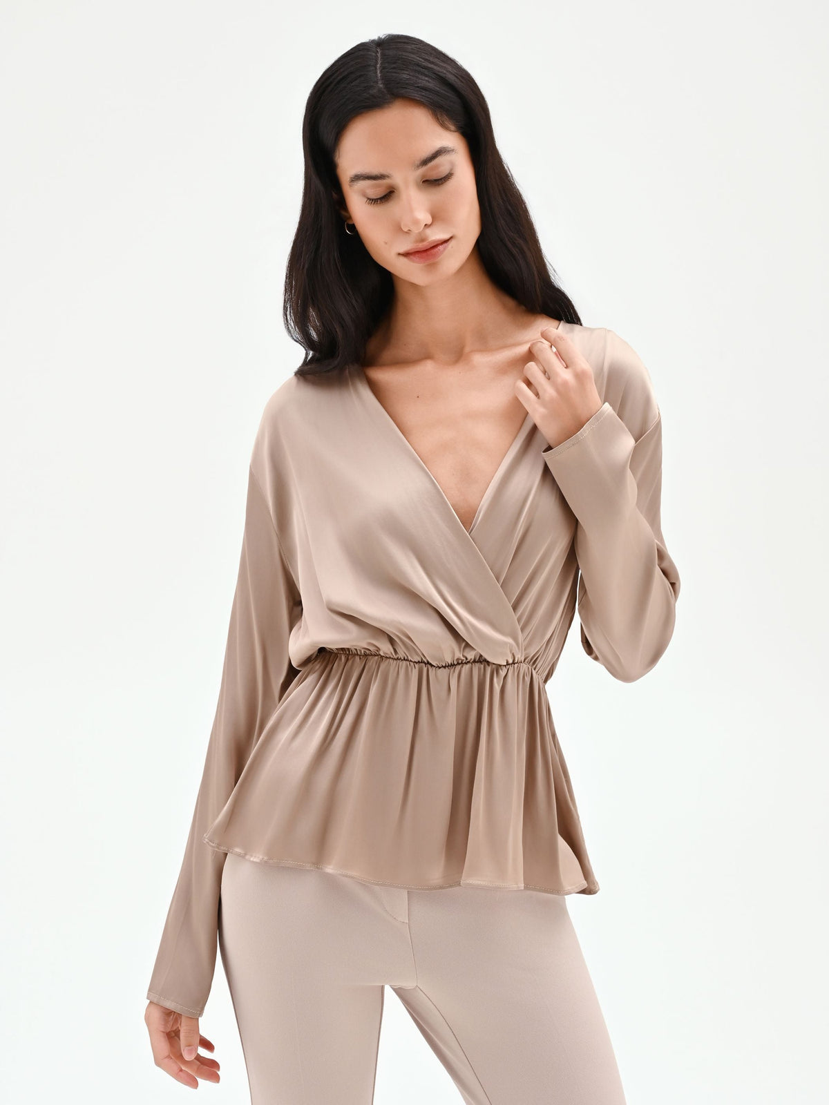 Blusa portafoglio tortora beige con arriccio