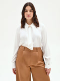 Camicia curvy panna bianco con foulard e spilla gioiello
