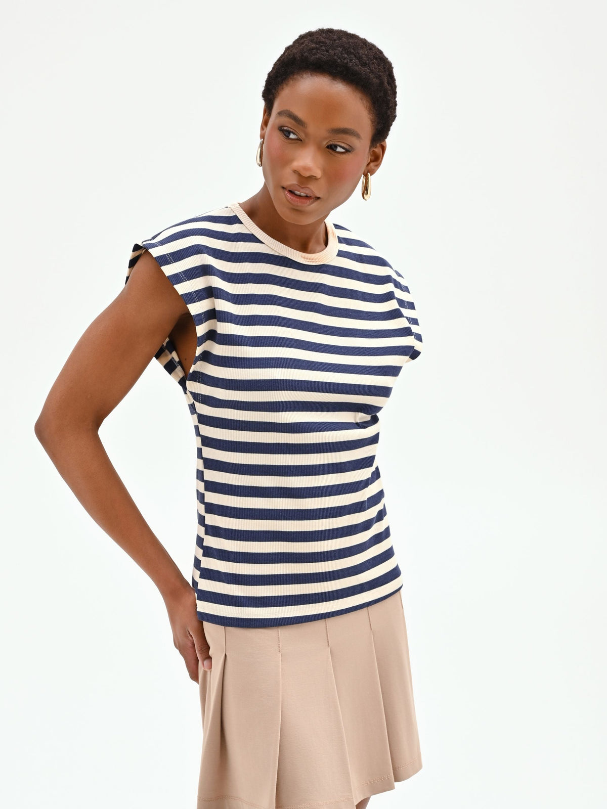 T-shirt in cotone a righe blu con spalla estesa