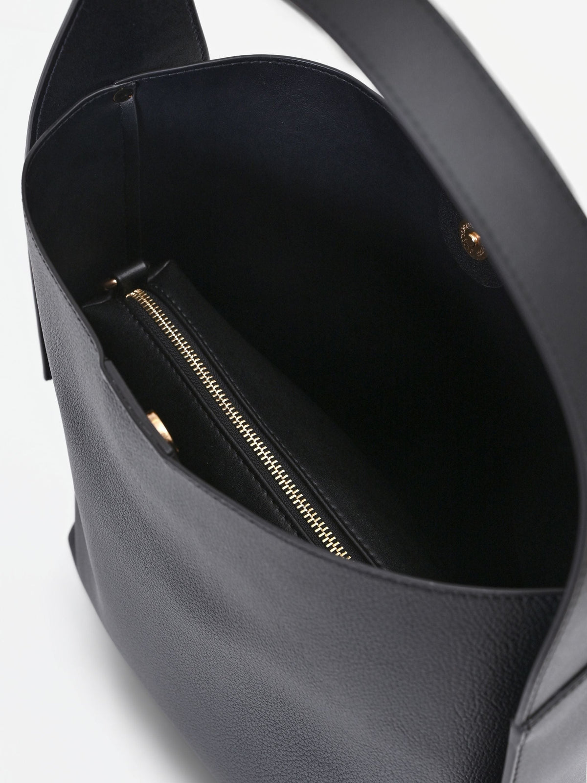 Borsa a spalla nera dalla linea morbida
