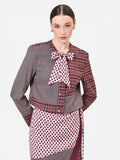 Giacca rosso bordeaux con design patchwork e fiocco