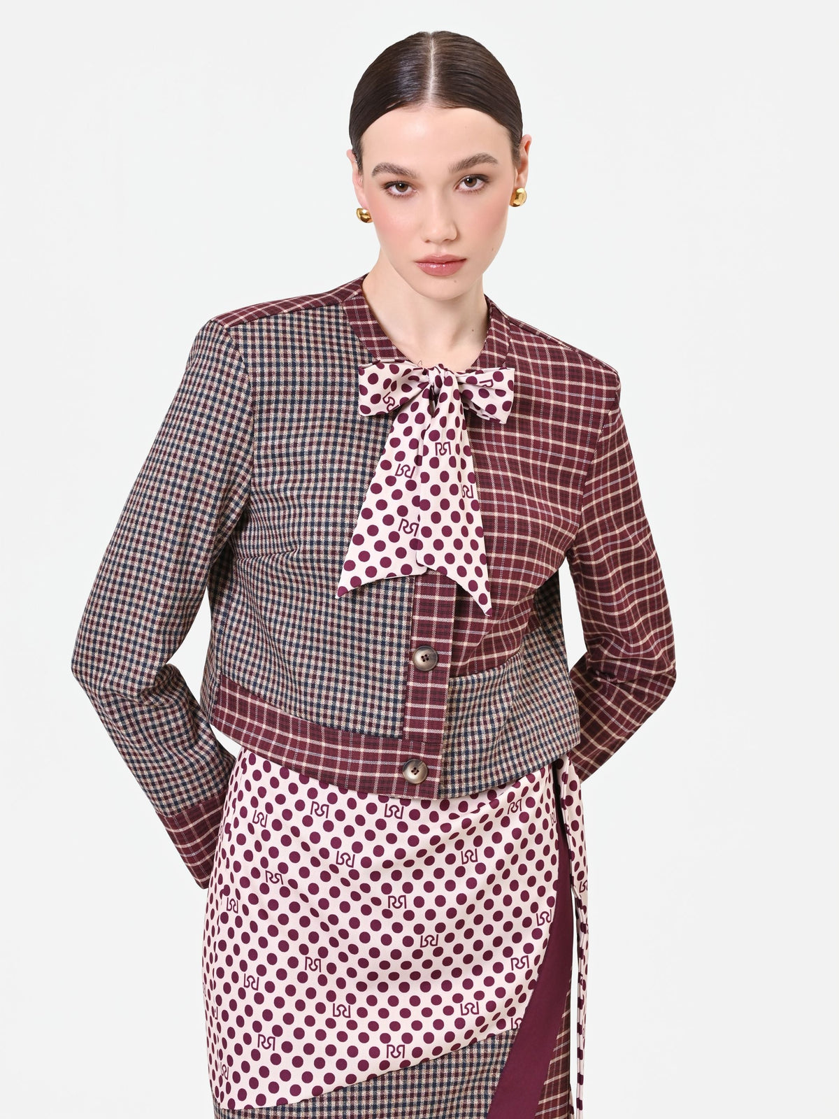 Giacca rosso bordeaux con design patchwork e fiocco