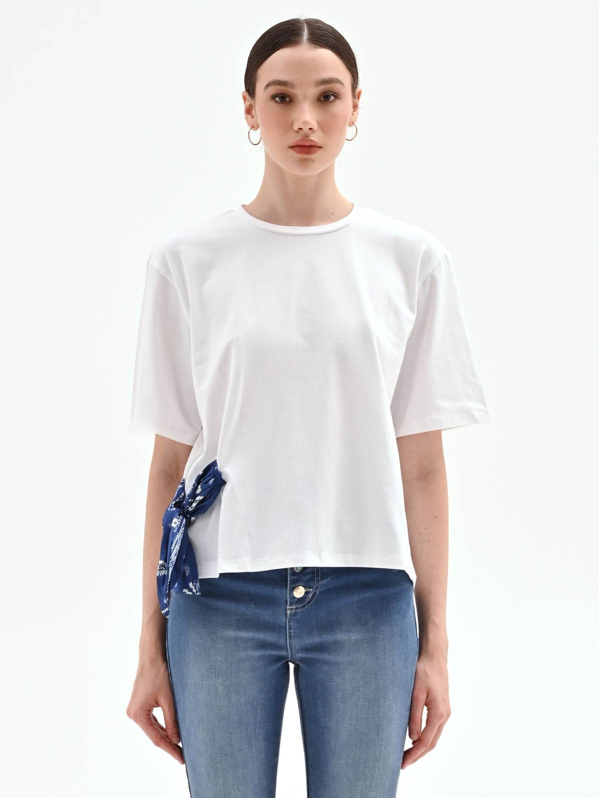T-shirt bianca con foulard stampa bandana