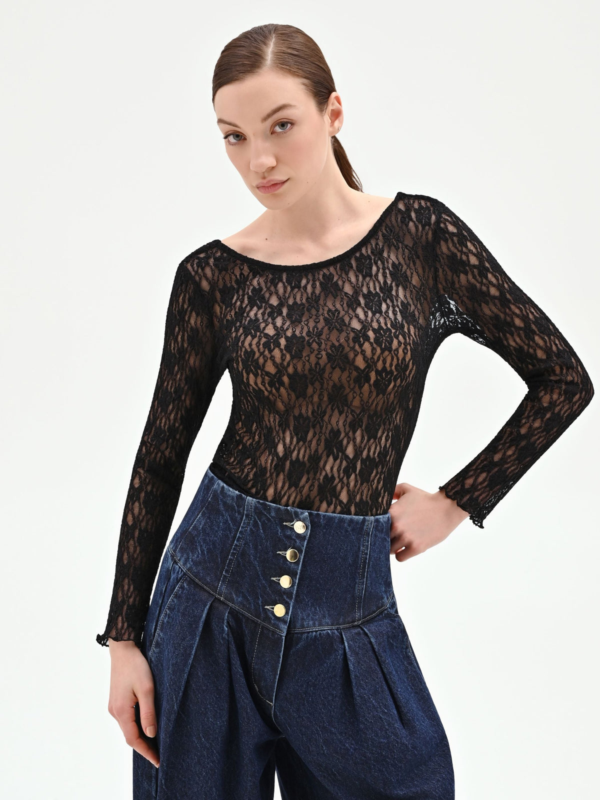 Blusa nera in pizzo floreale