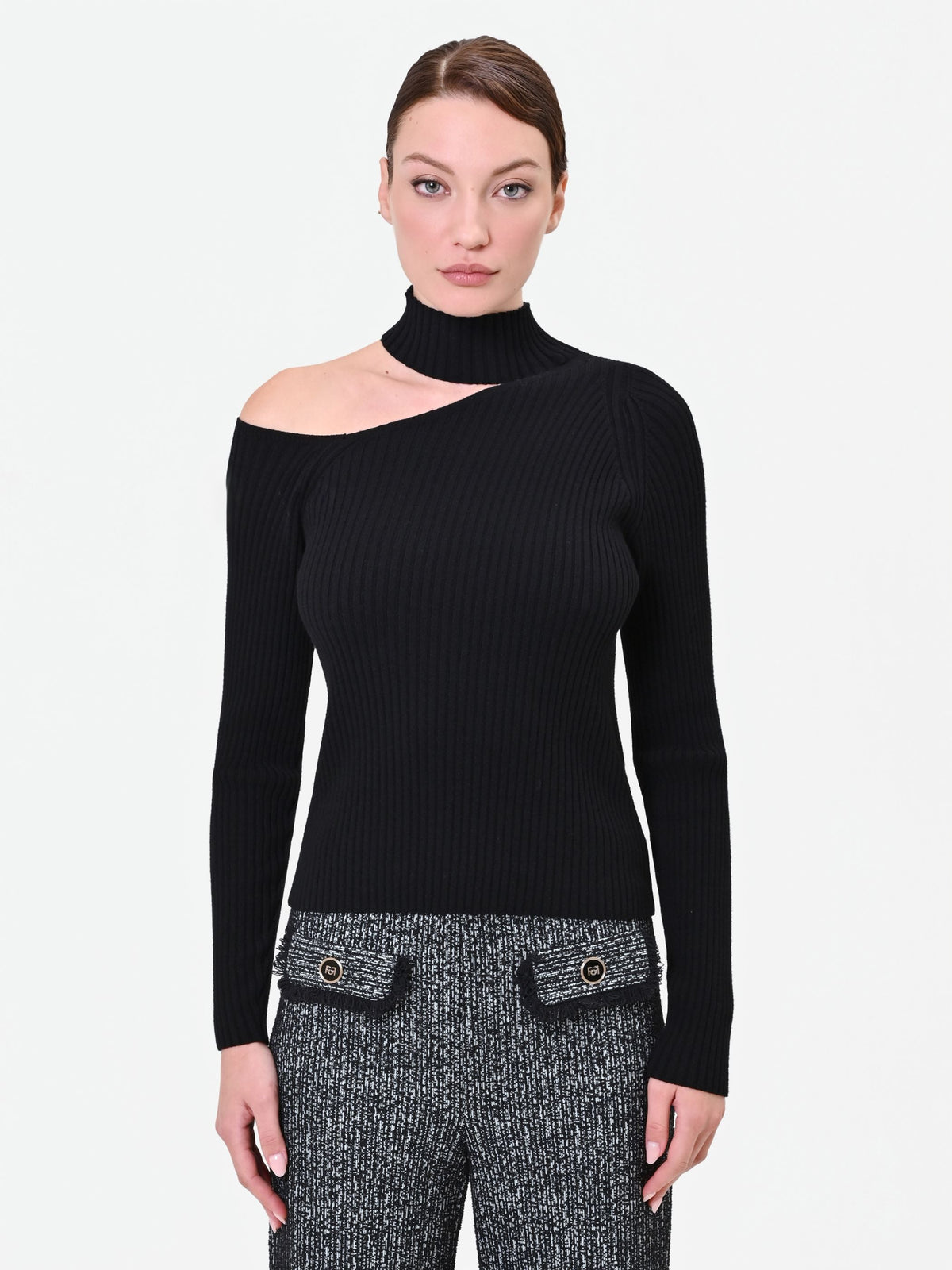 Maglia nera a coste con cut out in misto viscosa