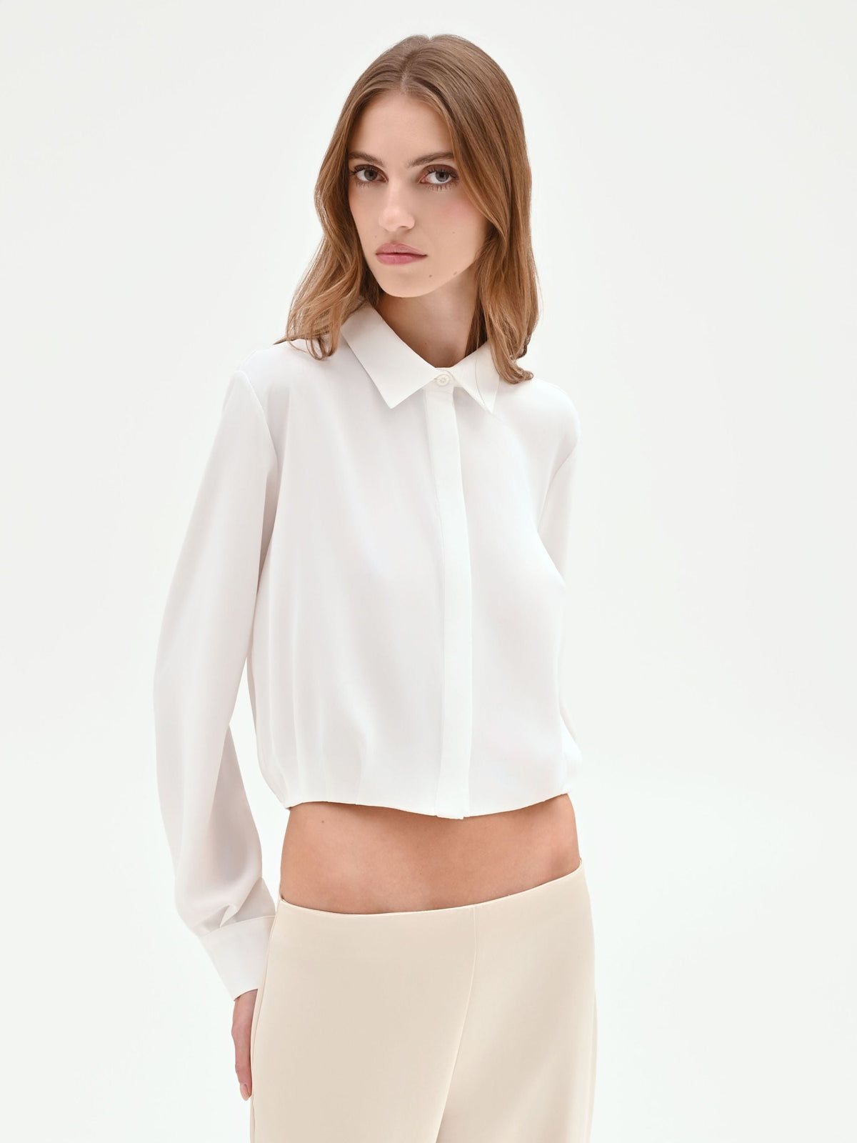 Camicia cropped panna con fondo elastico
