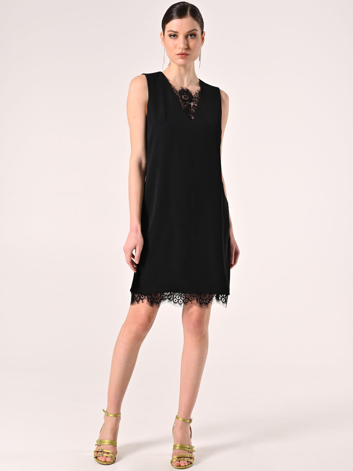 Tubino Nero con Inserti in Pizzo