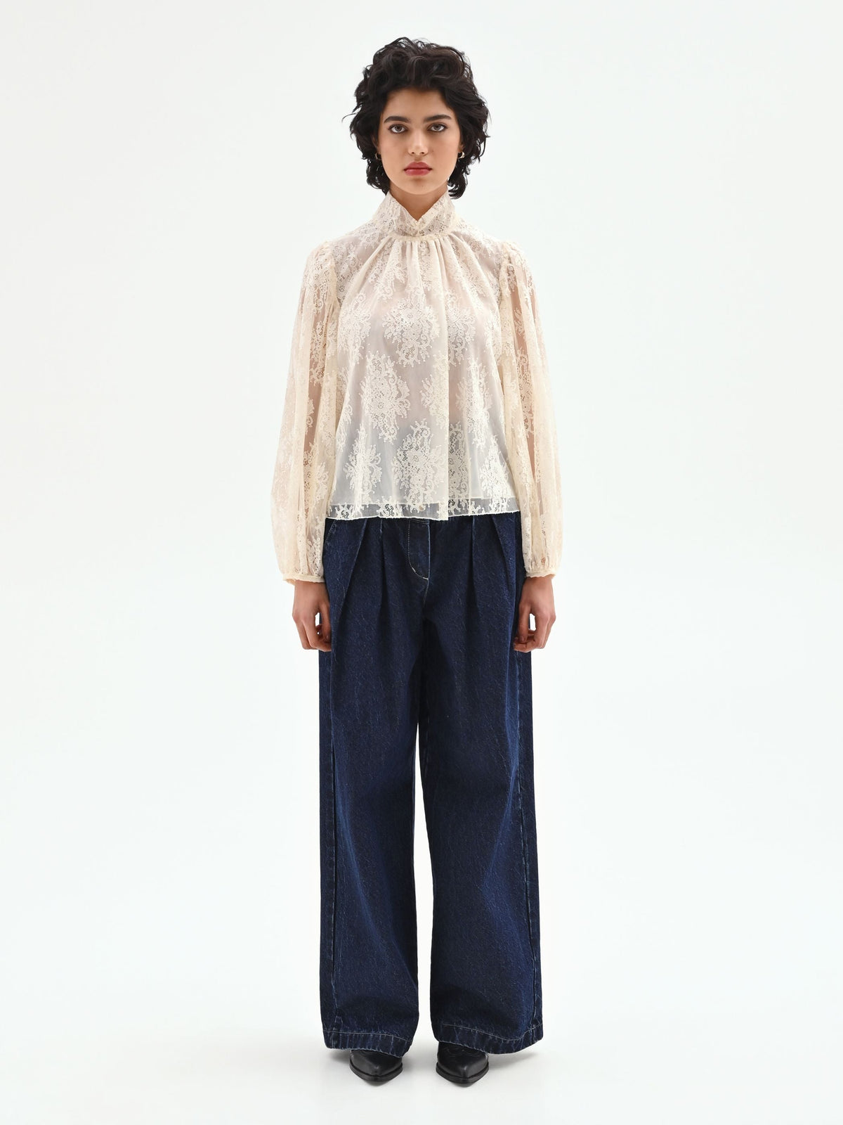 Blusa in pizzo panna bianco con collo alto