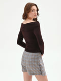 Blusa cioccolato con scollo a barchetta e arricciature