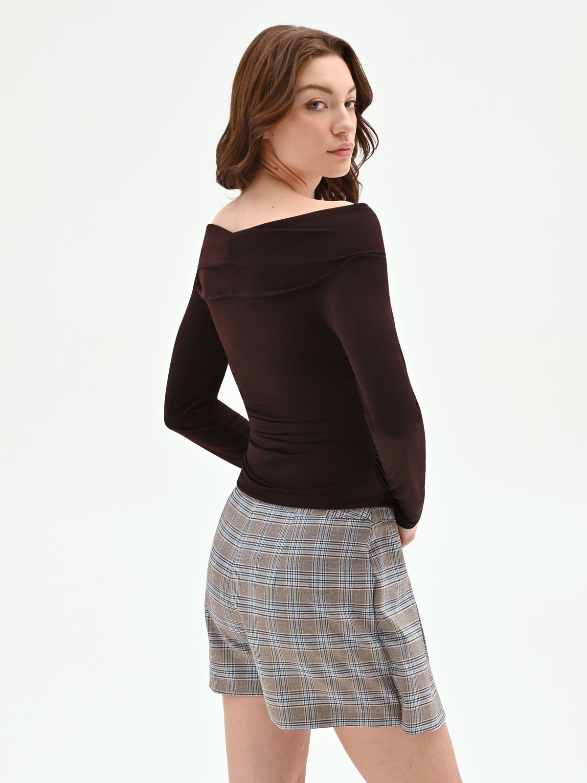 Blusa cioccolato con scollo a barchetta e arricciature