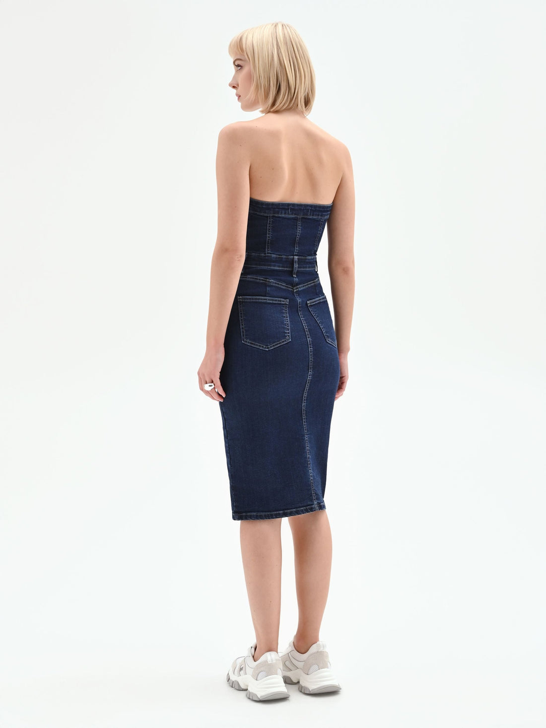 Abito a tubino in denim blu navy con bottoni dorati