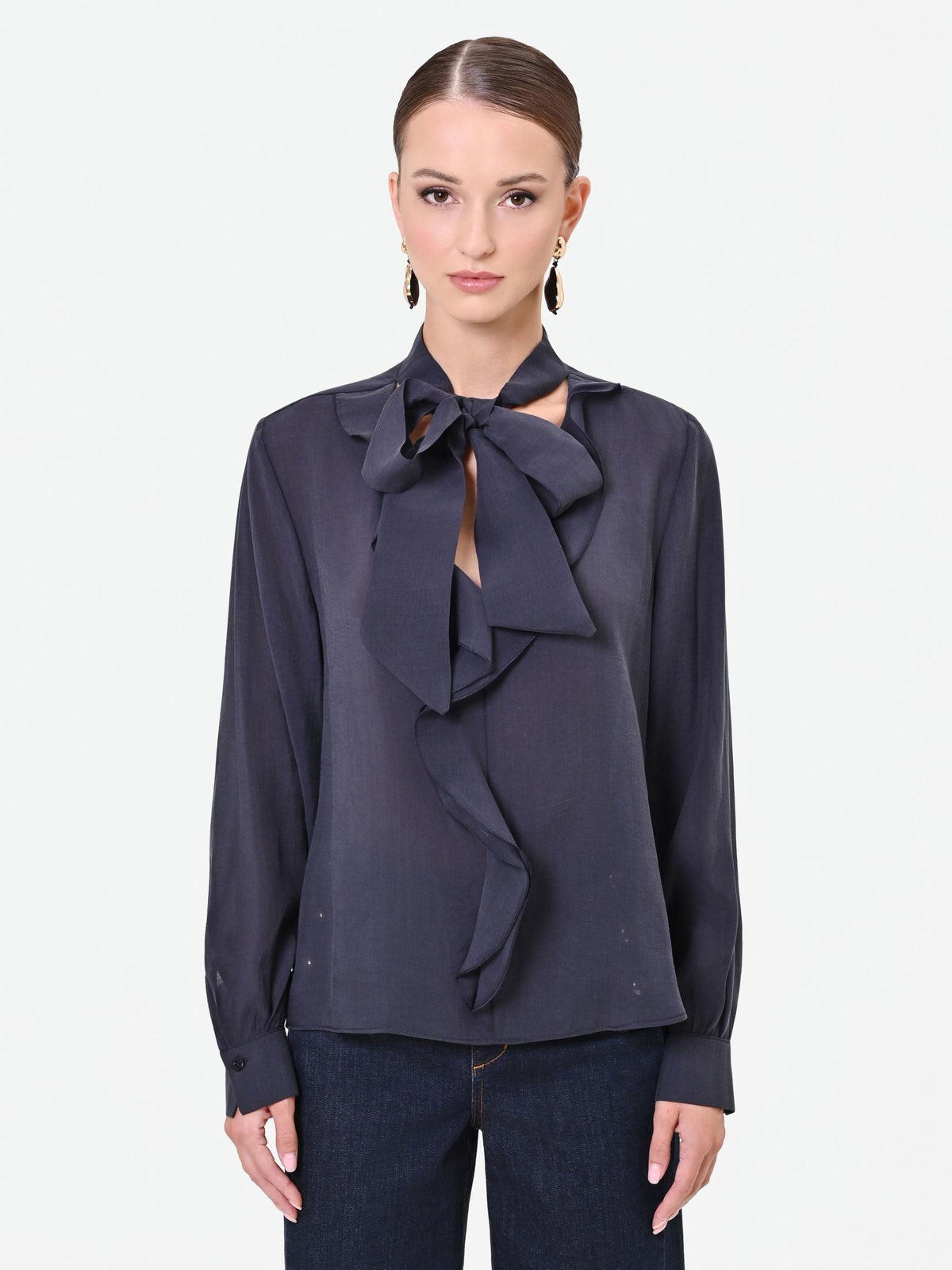 Blusa blu navy con collo a fiocco e volant