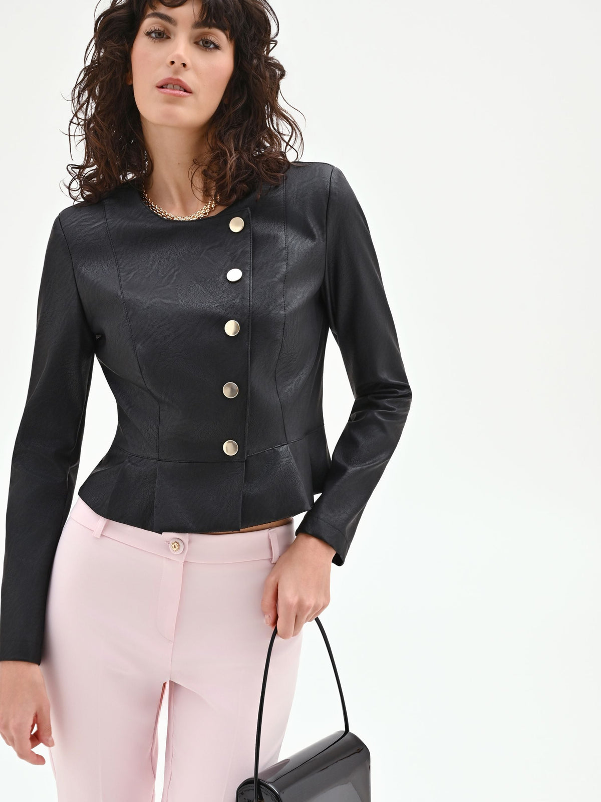 Giacca nera in similpelle con silhouette a peplo