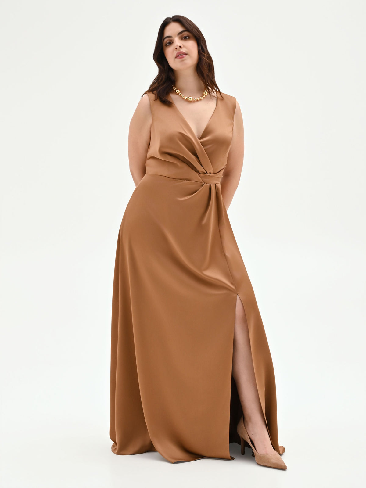 Abito curvy lungo marrone bronzo con scollo drappeggiato