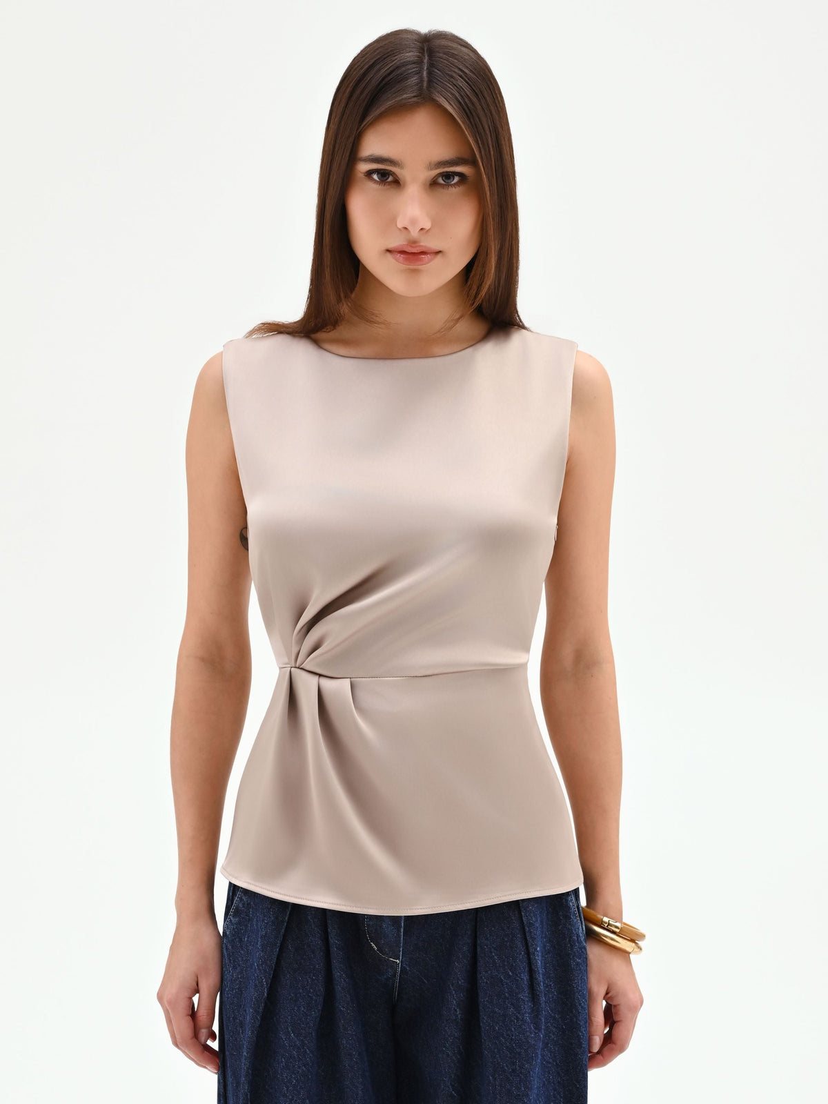 Blusa tortora beige in raso con drappeggio