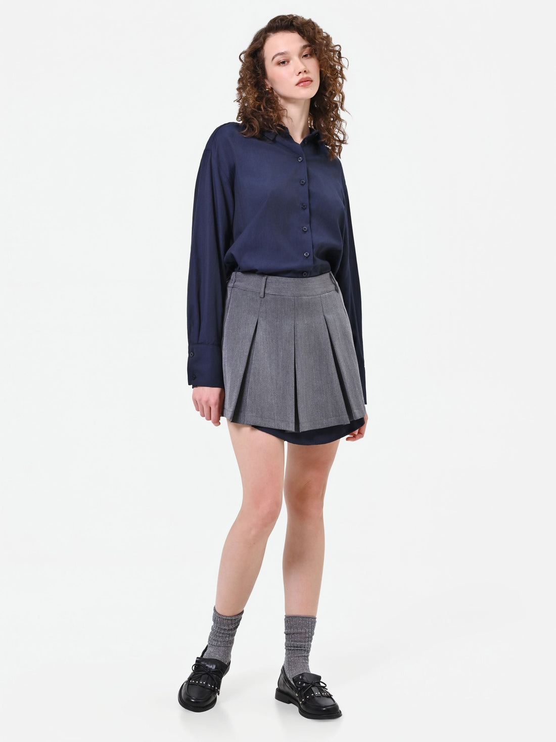 Abito grigio con camicia a contrasto