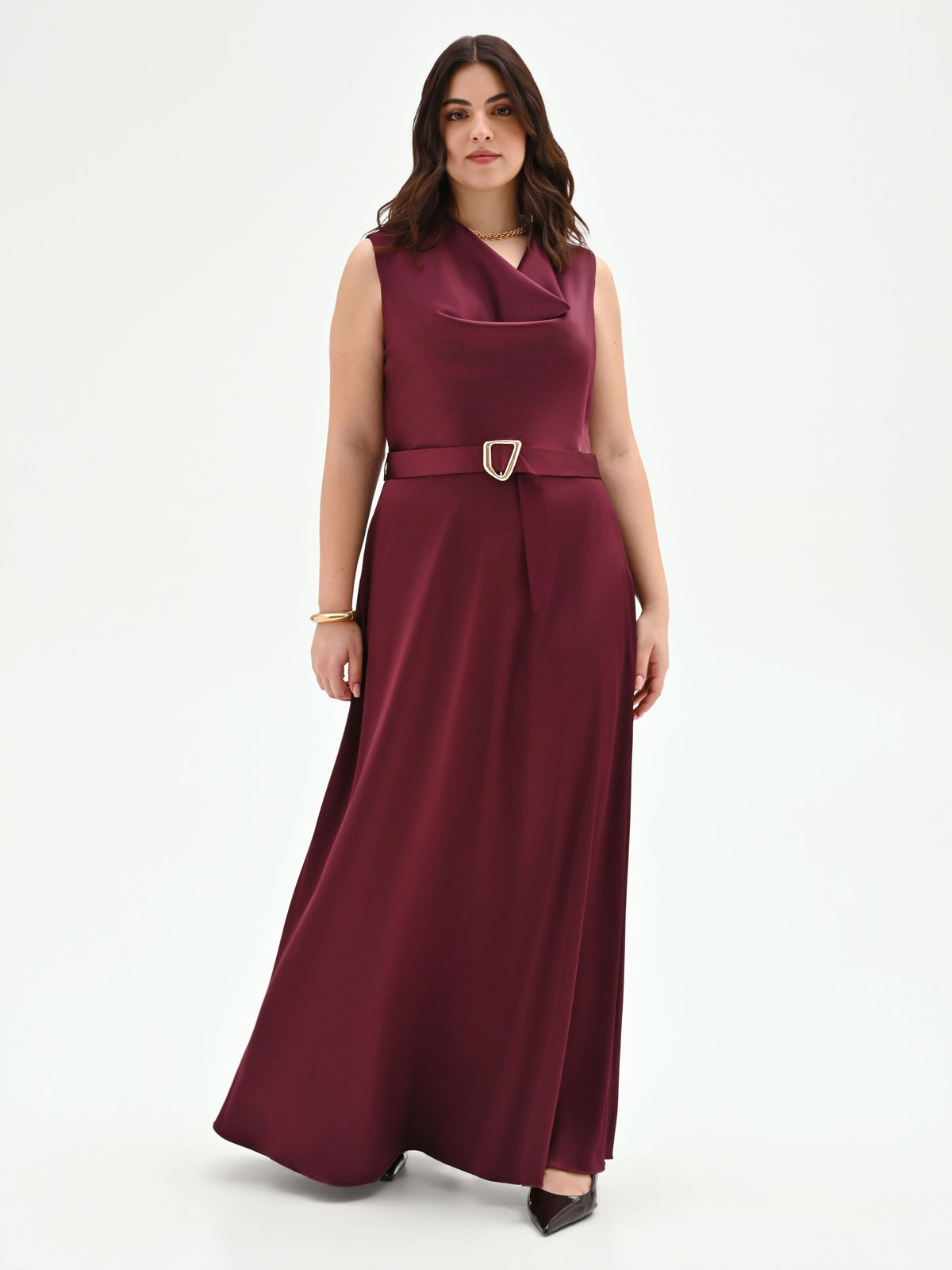 Abito lungo curvy bordeaux con scollo asimmetrico