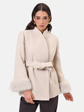 Cappotto corto beige con polsini effetto pelliccia