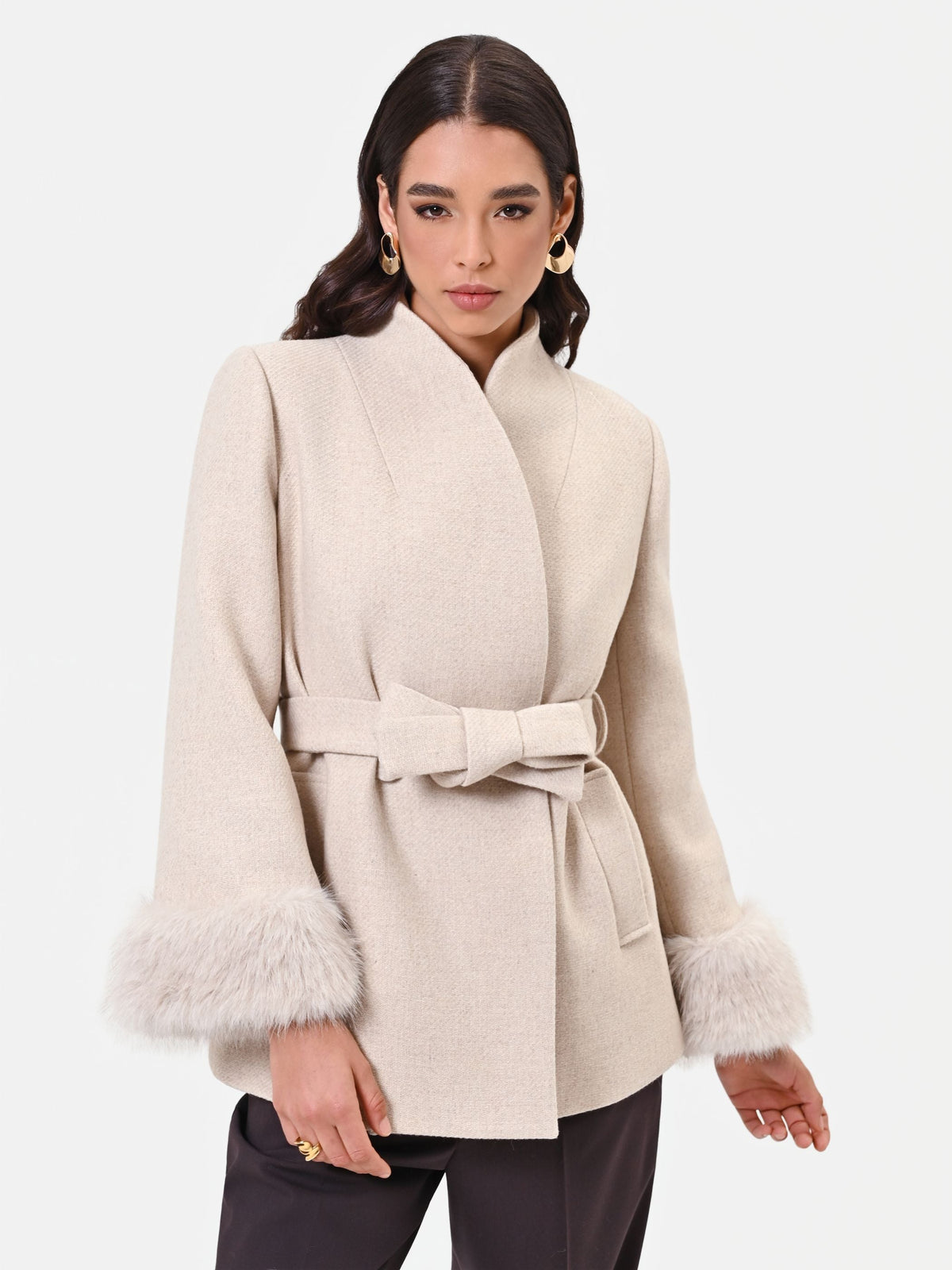 Cappotto corto beige con polsini effetto pelliccia