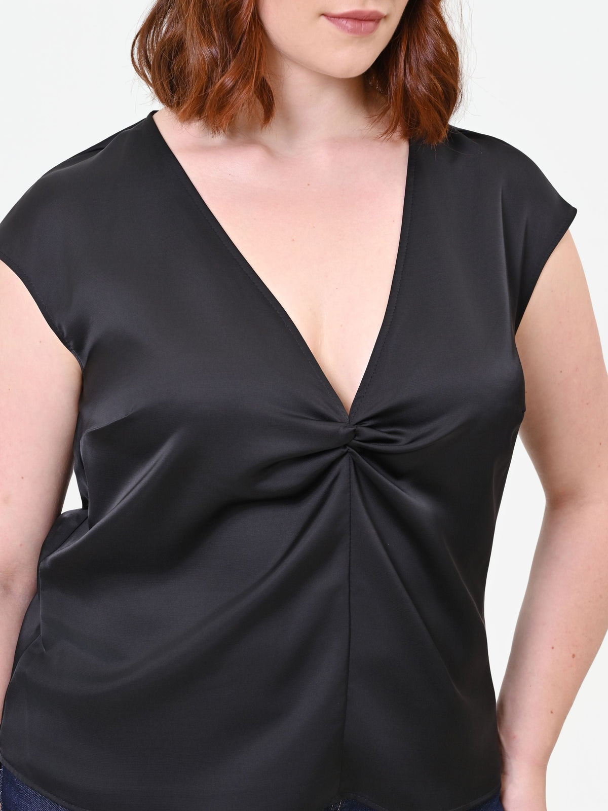 Top Curvy nero in raso con nodo centrale