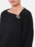 Maglia in lana nera con scollo asimmetrico