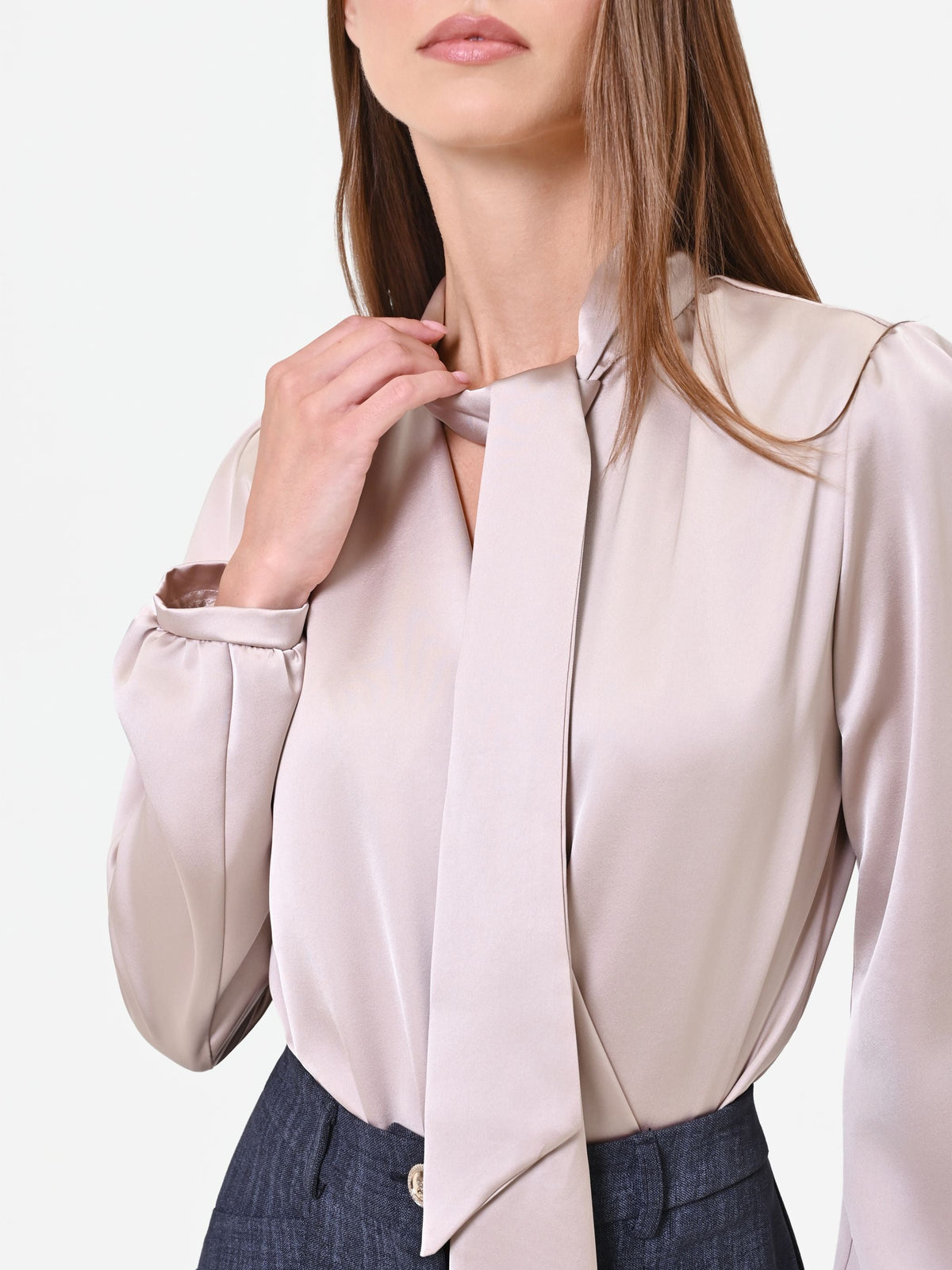 Blusa tortora beige in raso con fusciacca