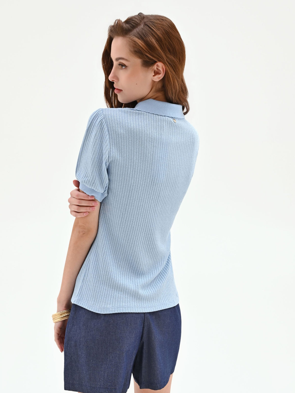 Polo azzurra in maglia a costine