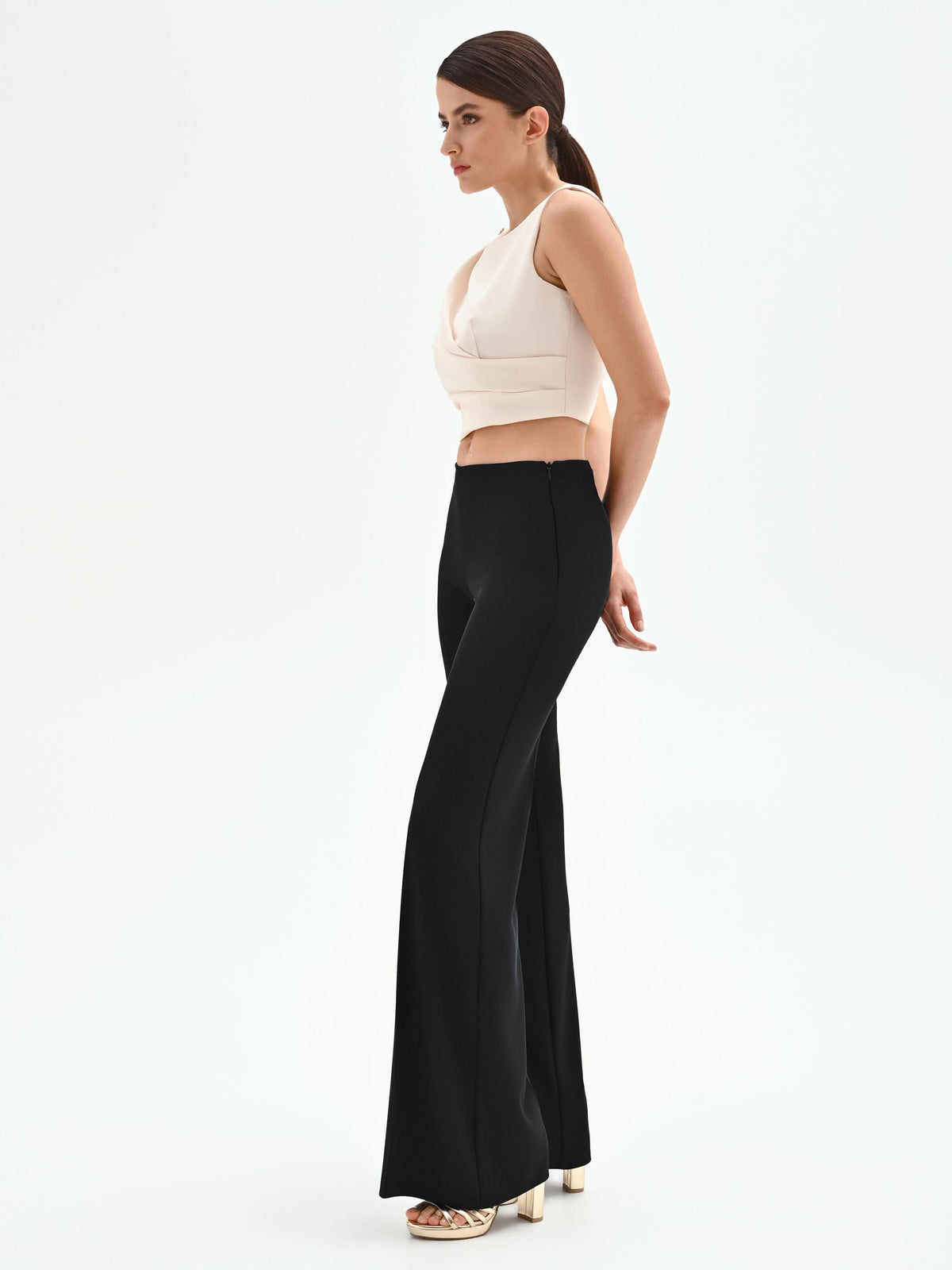 Pantalone a palazzo nero con piega stirata
