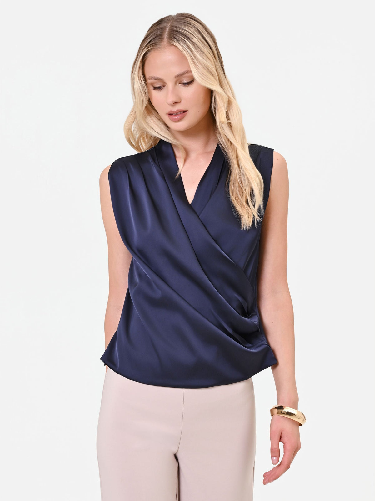 Top in raso blu navy con scollo incrociato