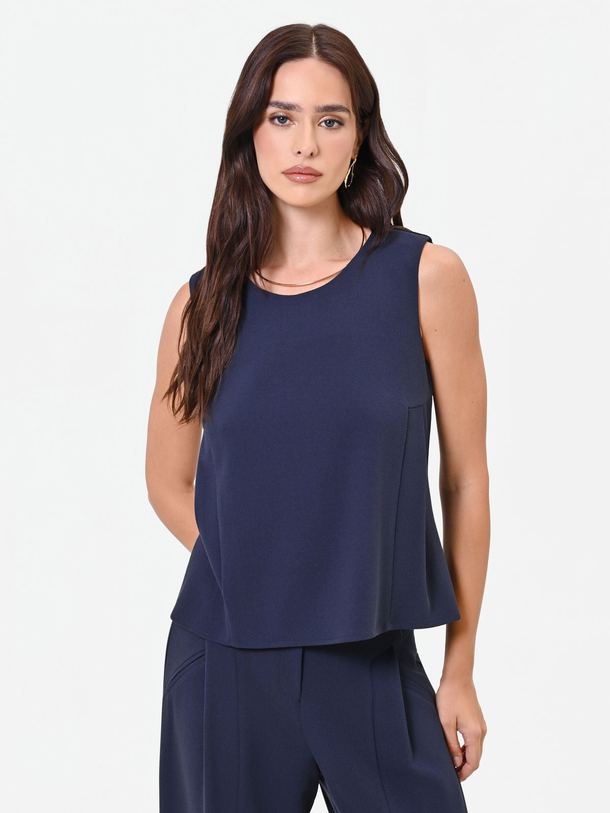 Top girocollo blu navy dalla linea essenziale