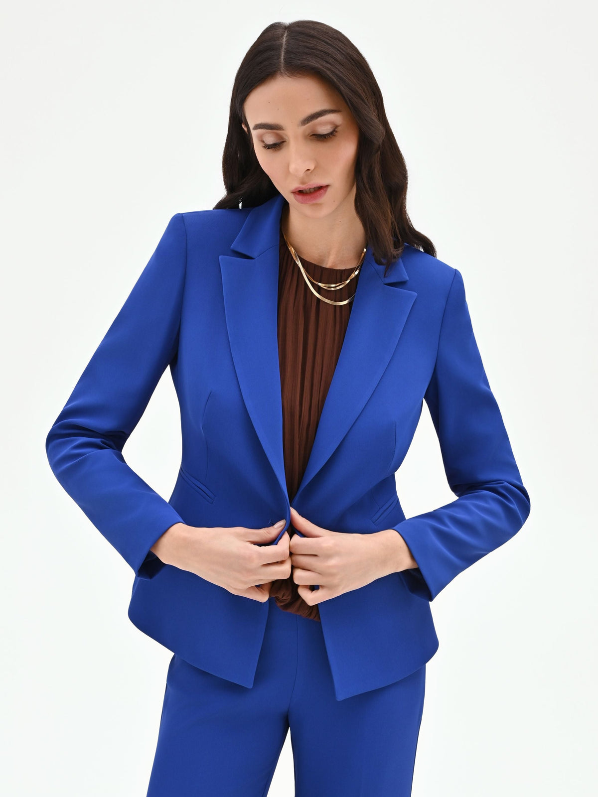 Giacca blu cina dalla linea sciancrata