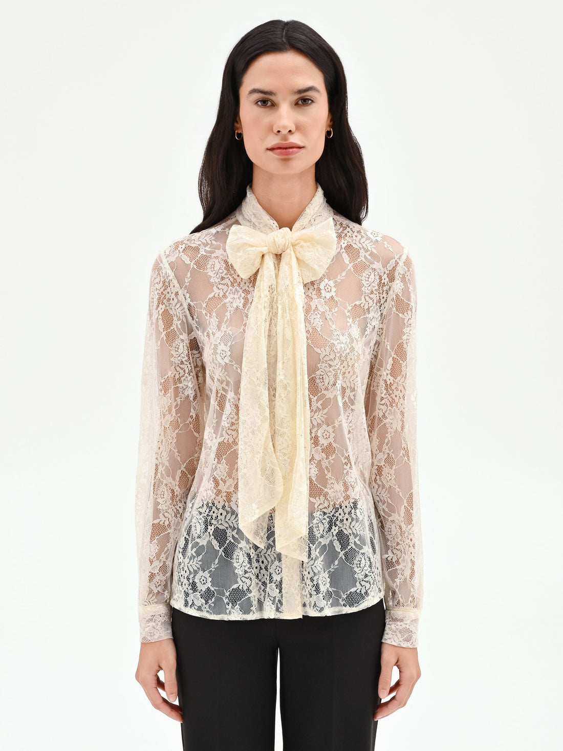 Camicia in pizzo panna con collo lavallière