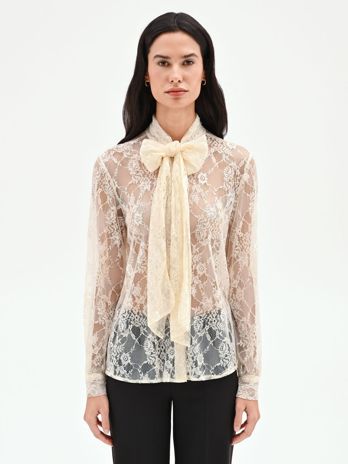 Camicia in pizzo panna con collo lavallière