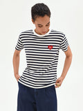 T-shirt blu a righe con patch cuore