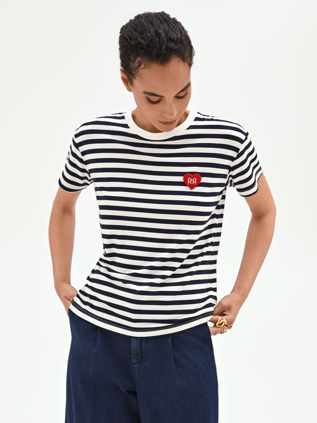 T-shirt blu a righe con patch cuore
