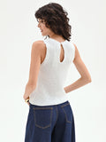 Top in maglia bianca con orli smerlati