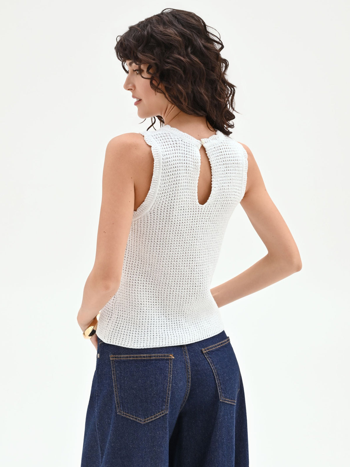 Top in maglia bianca con orli smerlati