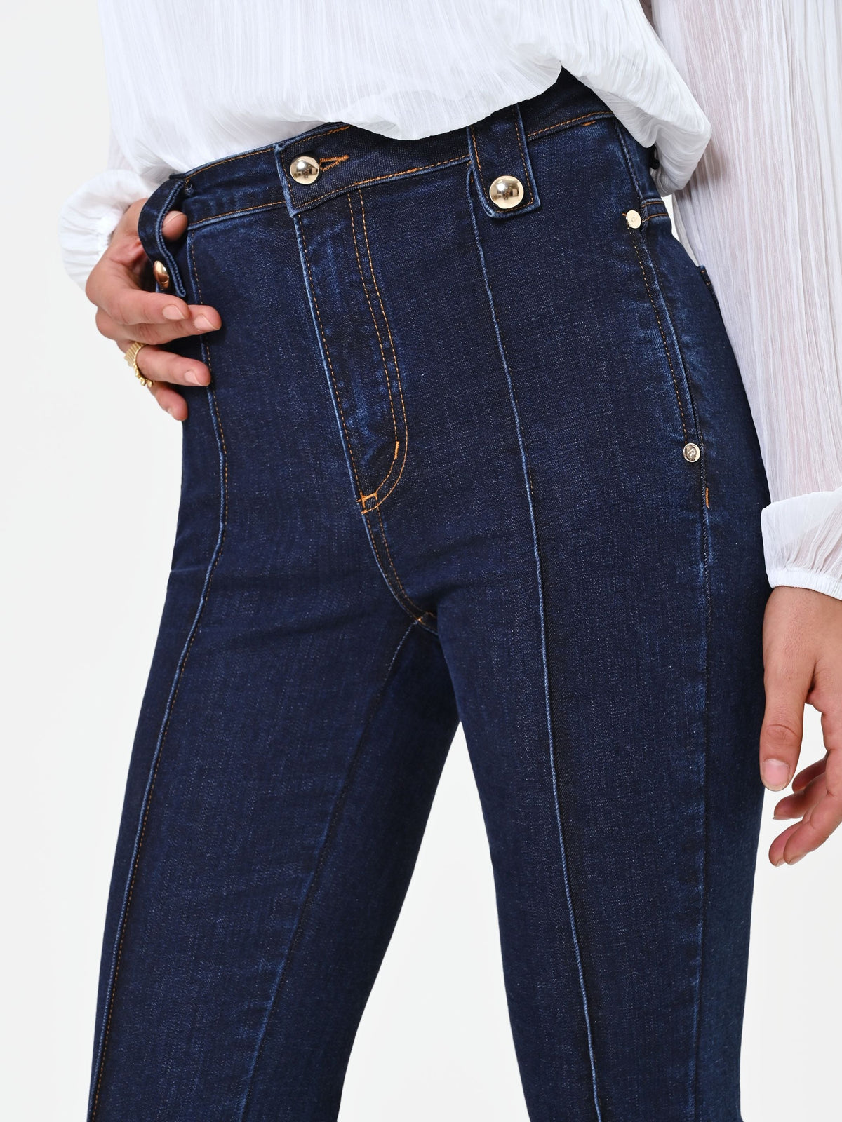 Jeans flare blu navy con bottoni dorati