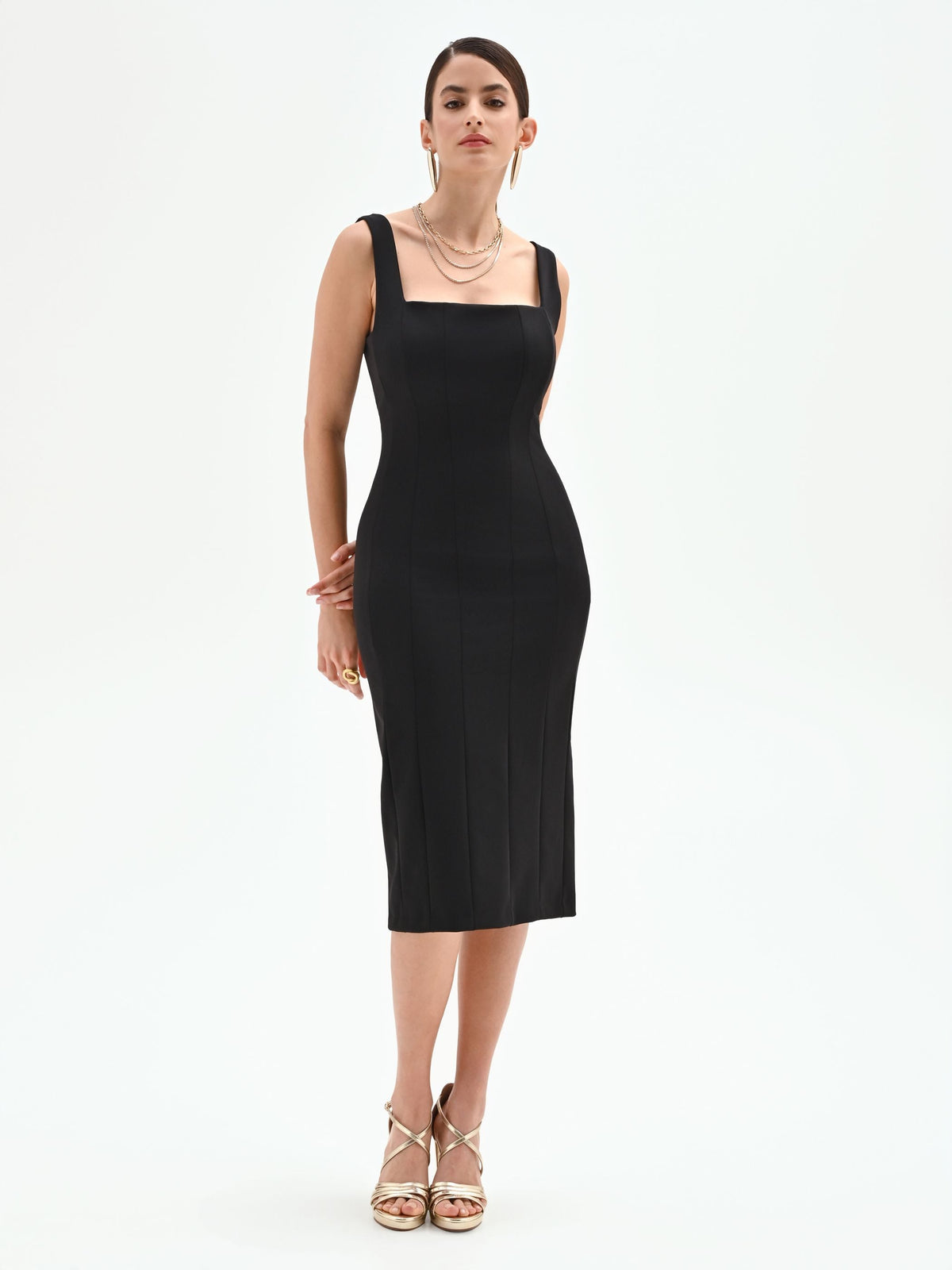 Tubino midi nero con scollo quadrato