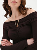 Blusa cioccolato con scollo a barchetta e arricciature