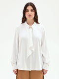 Camicia curvy panna bianco con foulard e spilla gioiello