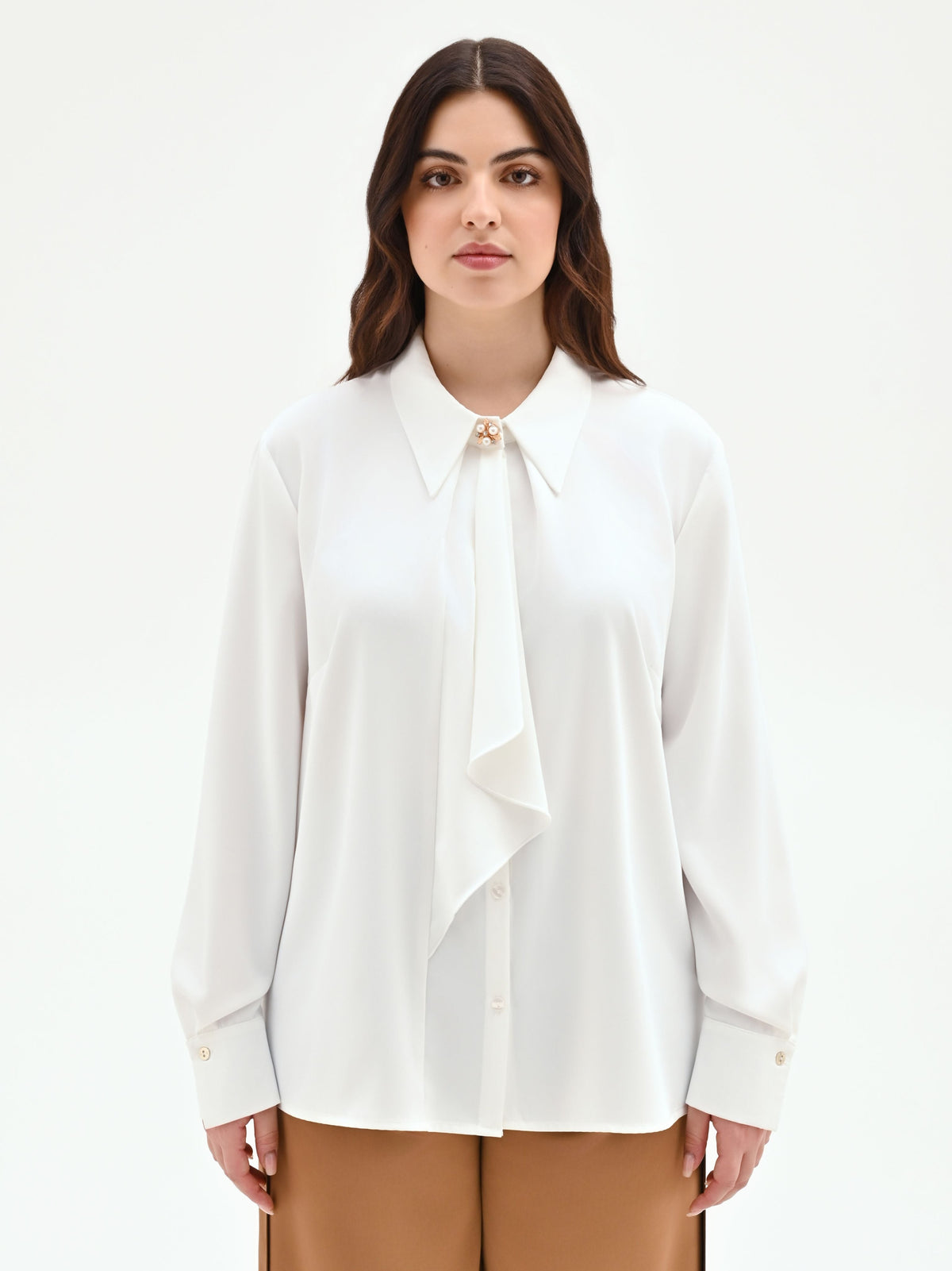Camicia curvy panna bianco con foulard e spilla gioiello