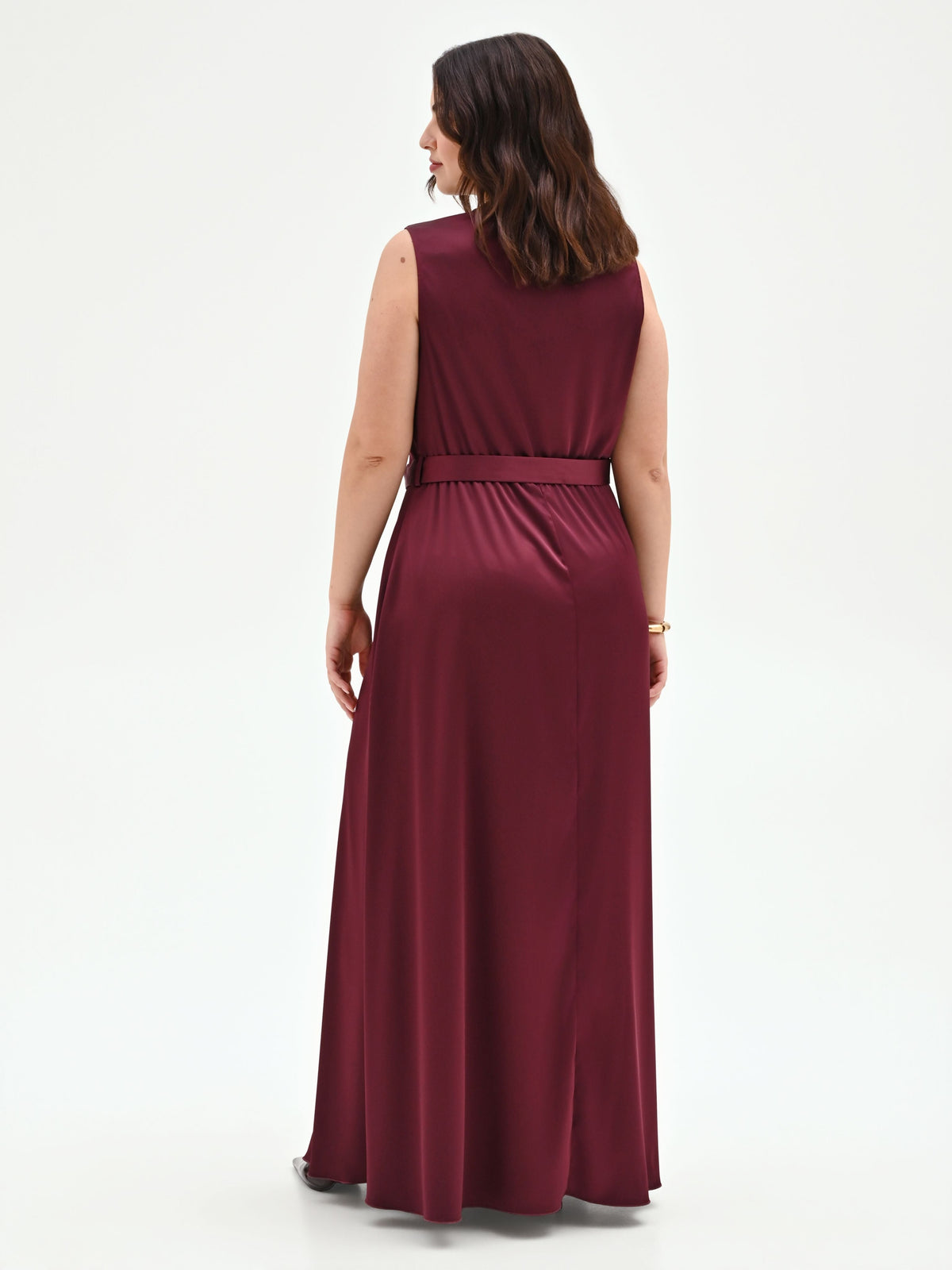 Abito lungo curvy bordeaux con scollo asimmetrico