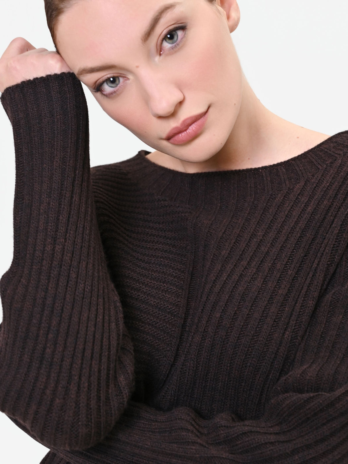 Maglia marrone moro con texture a coste misto viscosa e alpaca