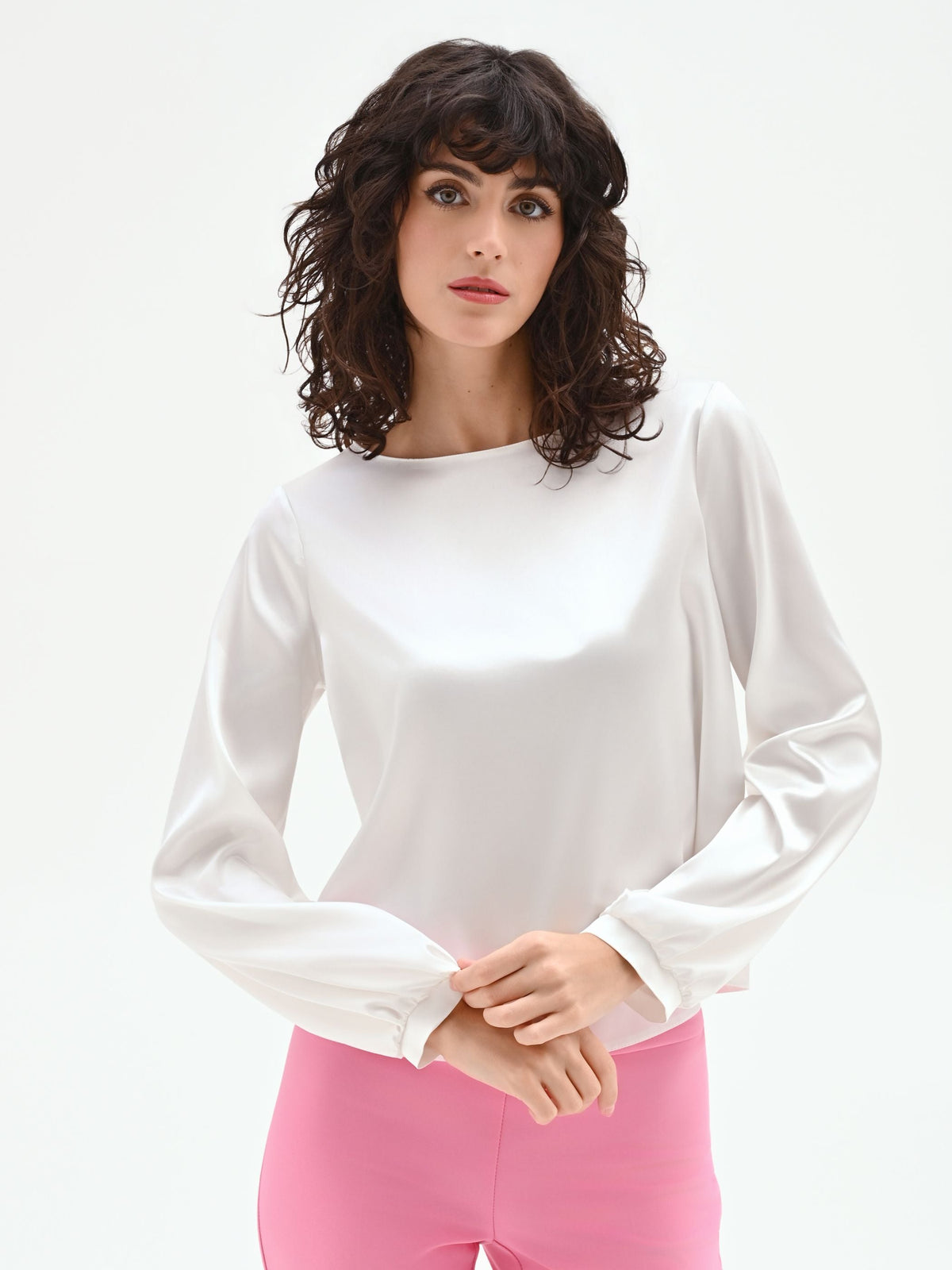 Blusa bianca in raso con scollo a barchetta