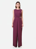 Tuta elegante bordeaux con drappeggio asimmetrico