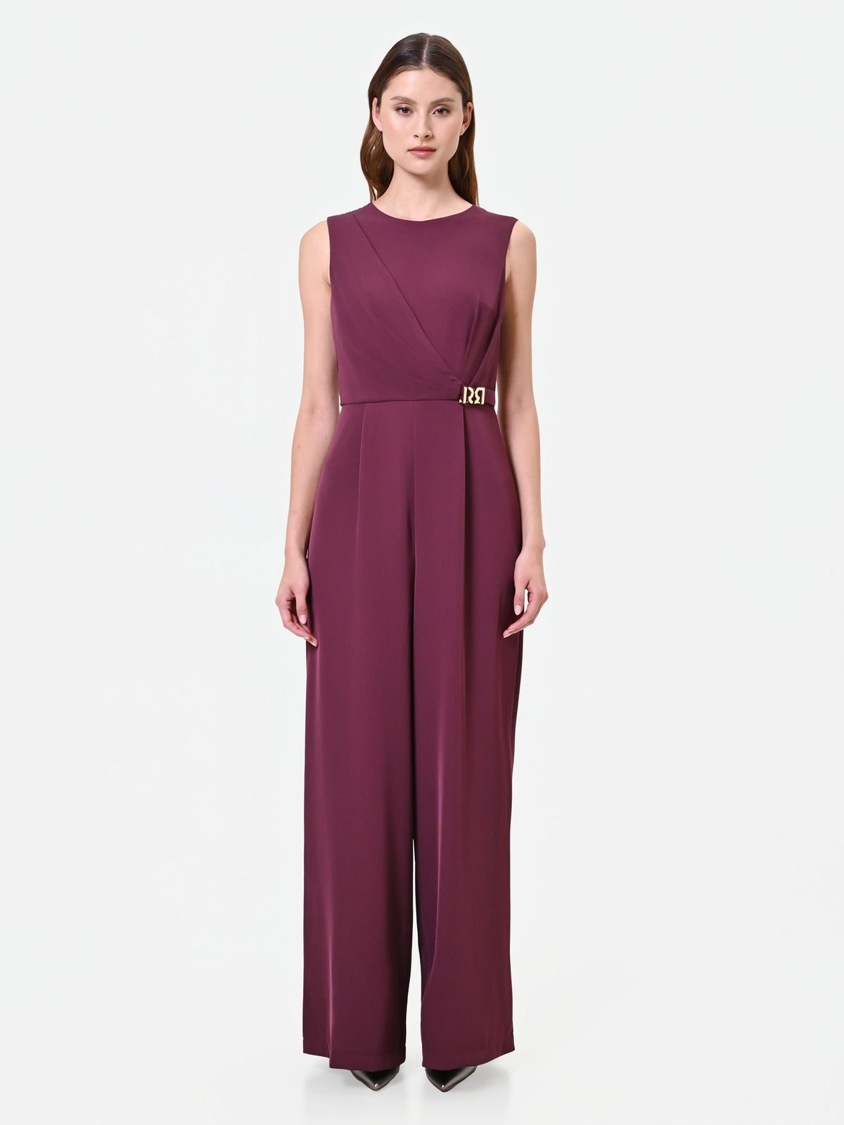 Tuta elegante bordeaux con drappeggio asimmetrico