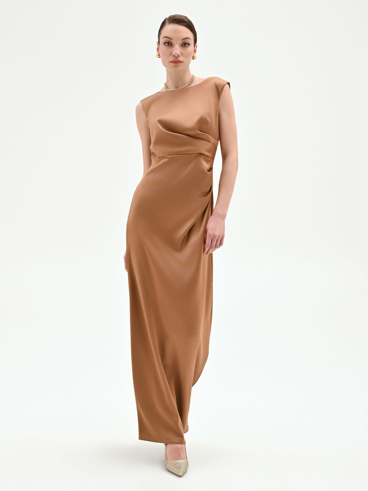Abito lungo marrone bronzo con drappeggio asimmetrico