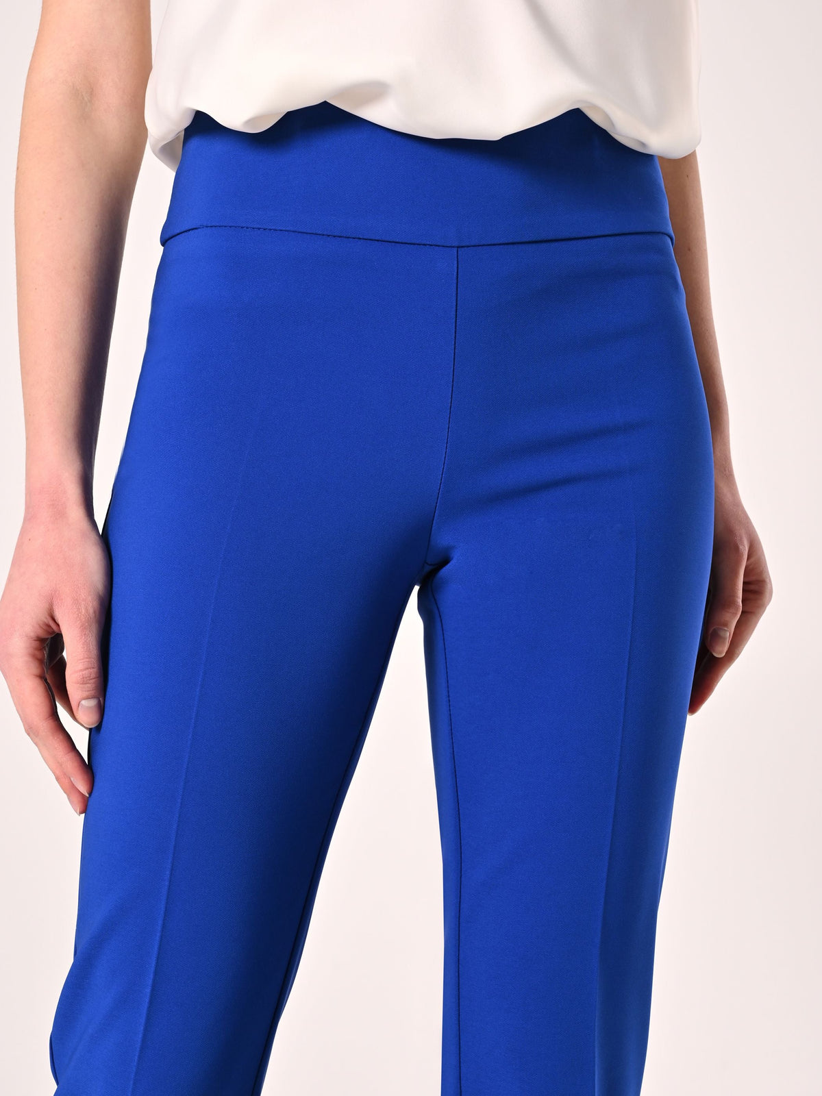 Pantaloni in Tessuto Tecnico Blu Cina con Fascione in Vita